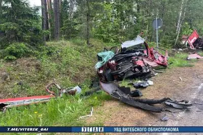 разбившийся автомобиль