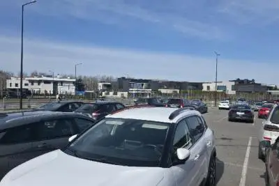 припаркованные автомобили