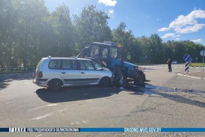трактор и автомобиль