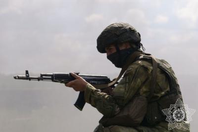 военный с автоматом