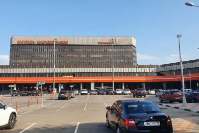 автомобили у аэропорта