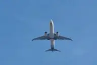 Самолет в небе