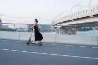 Женщина на самокате