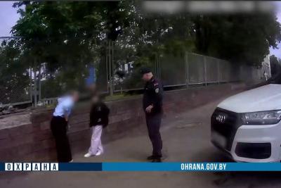сотрудники охраны спасают женщину с ребёнком
