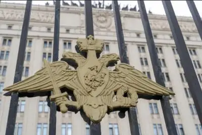 здание за оградой