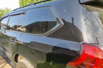 Черный автомобиль