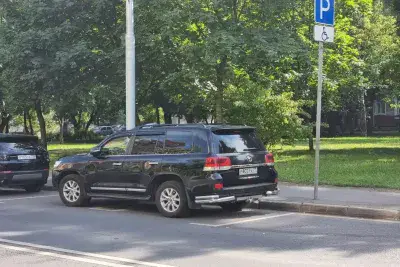 Припаркованный автомобиль