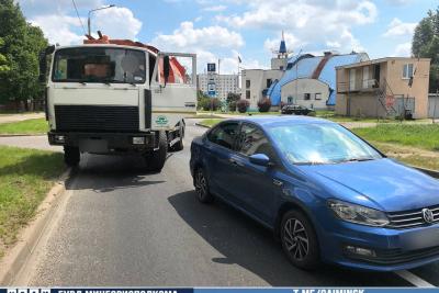 Автомобиль и мусоровоз
