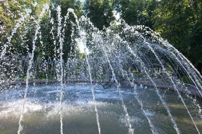 Вода в фонтане