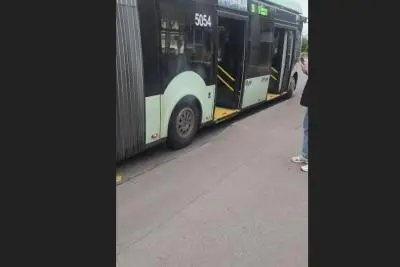 троллейбус на остановке