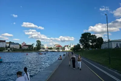 Люди на набережной