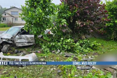 разбившийся автомобиль