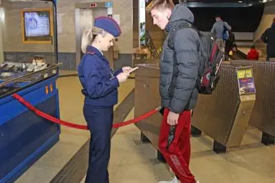 люди в метро