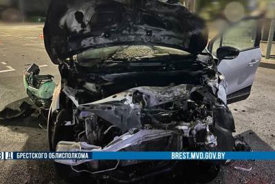 разбившийся автомобиль