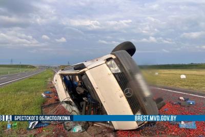 опрокинувшийся автомобиль