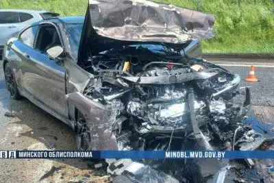 разбившийся автомобиль