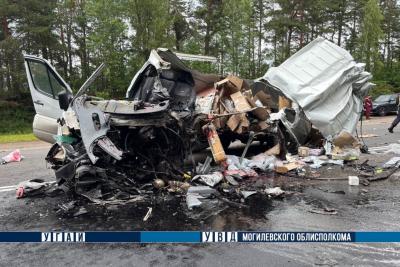 разбившийся автомобиль