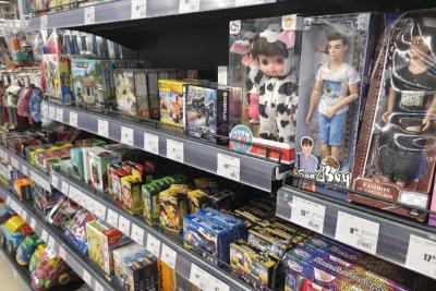 игрушки на прилавке