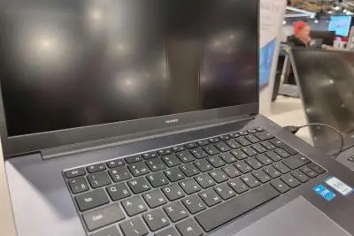 ноутбук на столе