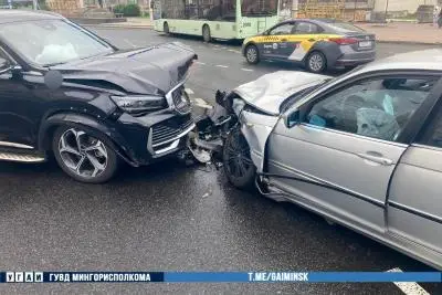 столкнувшиеся автомобили