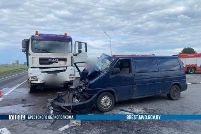 столкнувшиеся автомобили