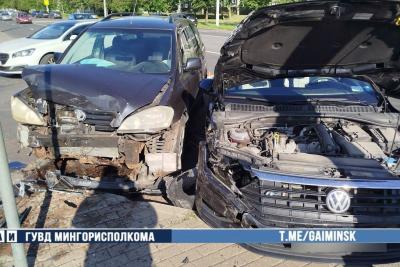 столкнувшиеся автомобили