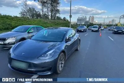 автомобили на дороге