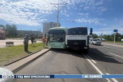 грузовик и троллейбус