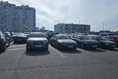 припаркованные автомобили