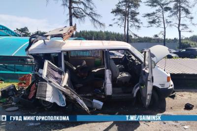 разбившийся автомобиль