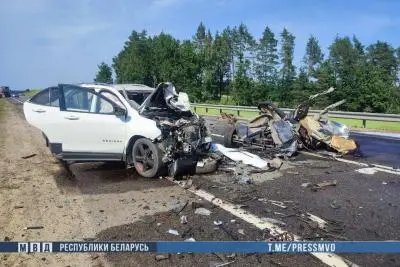 разбившийся автомобиль