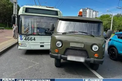 автомобиль и троллейбус