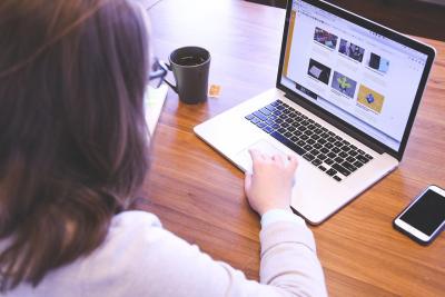 девушка работает за ноутбуком