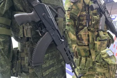 военные в фоме и оружием