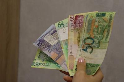 деньги в руках