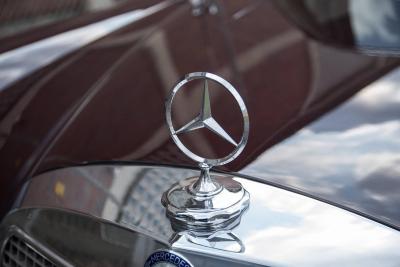 Значок Mercedes 