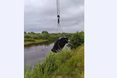 автомобиль над водой