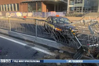 Разбитый автомобиль