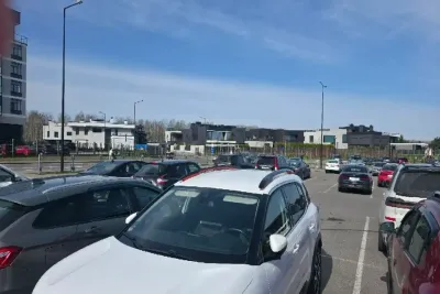 Автомобили на парковке