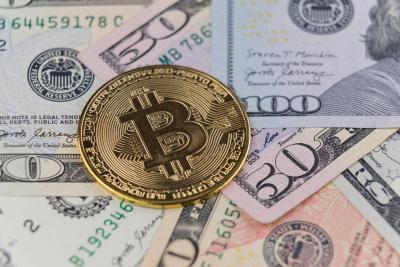 Биткоин и доллары