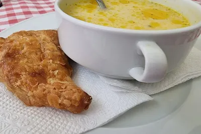 бульон на столе
