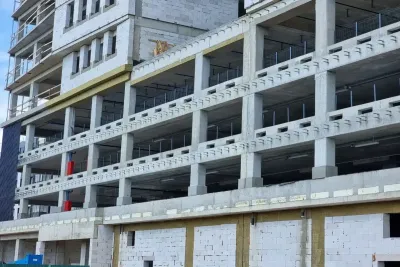Строящийся дом