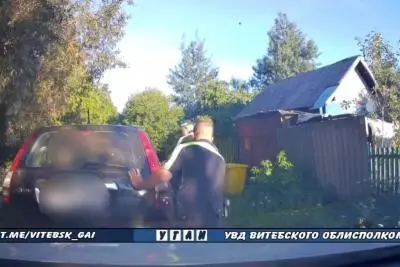 люди у автомобиля