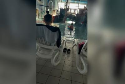 люди в аквапарке