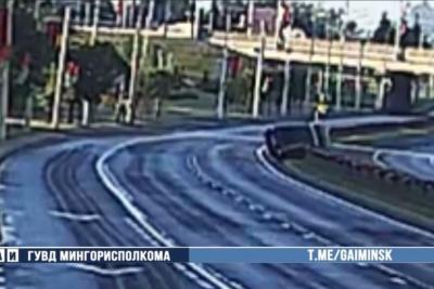 перевернувшийся автомобиль