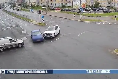 столкнувшиеся автомобили