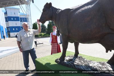 Скульптура коровы