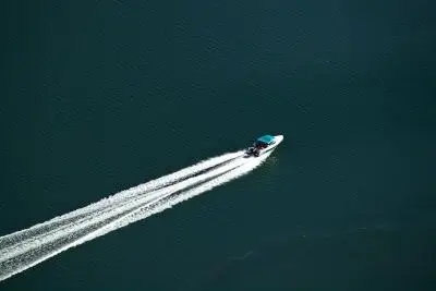 лодка в море