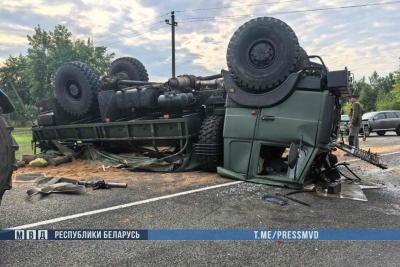 перевернувшийся автомобиль