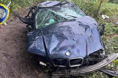 разбившийся автомобиль
